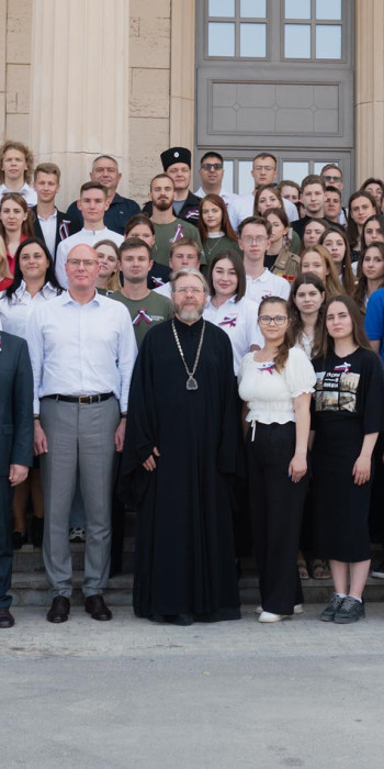 Dmitrij-Chernyshenko-na-parade-flagov-v-Sevastopole