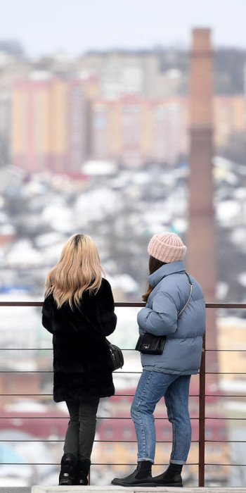 Девушки на смотровой площадке в Смоленске