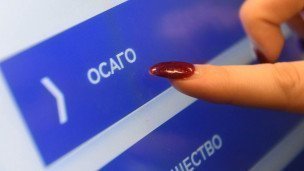 Меню выбора операций крупный план палец с маникюром нажимает на кнопку ОСАГО