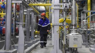 Рабочий в зале компрессорного оборудования