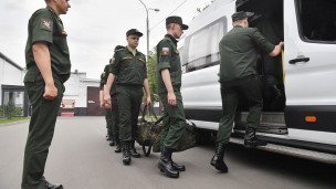 Призывники в форме заходят в микроавтобус