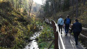Отдыхающие у Мохового ручья в национальном парке "Столбы" 