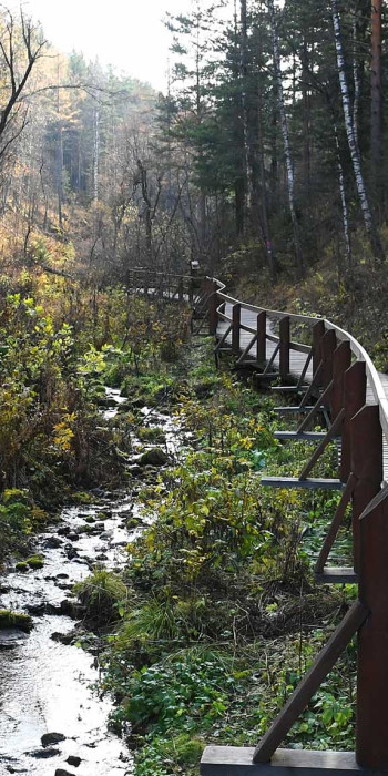 Отдыхающие у Мохового ручья в национальном парке "Столбы" 