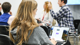 девушка с ноутбуком