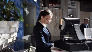 Девушка на ресепшне отеля