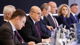 Премьер-министр РФ Михаил Мишустин (третий слева) во время стратегической сессии в Координационном центре правительства РФ. 