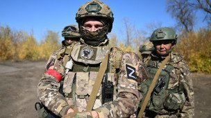 Мужчина  в каске и форме 