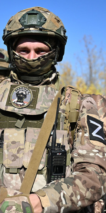 Мужчина  в каске и форме 