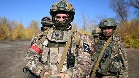 Мужчина  в каске и форме 