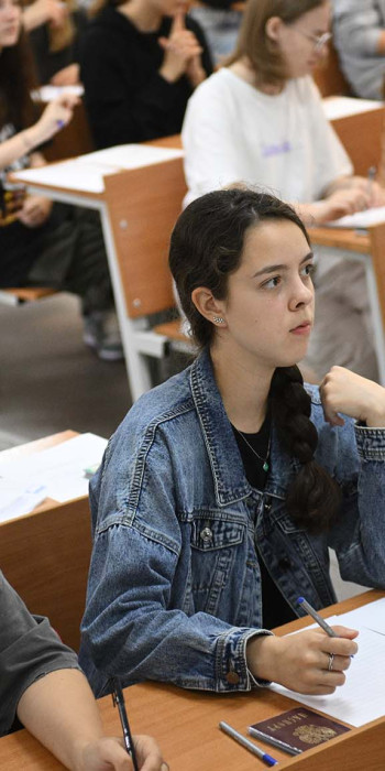 Абитуриенты во время сдачи вступительного экзамена