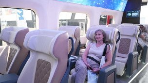 Посетители в полноразмерном макете сверхскоростного поезда для ВСМ 