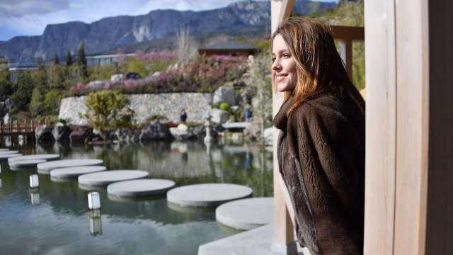 Девушка на территории курортного комплекса