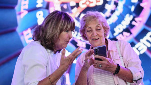 Пожилые женщины с телефоном