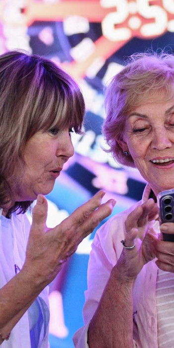 Пожилые женщины с телефоном