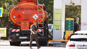 бензовоз на автозаправочной станции