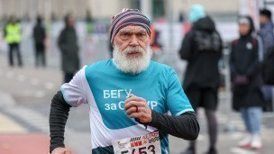 Пожилой человек участвует в марафоне