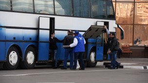 Пассажиры на международном автовокзале