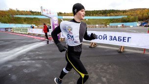 Молодой человек, участвующий в забеге