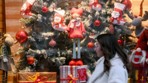 Новогодние украшения в витрине магазина