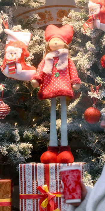 Новогодние украшения в витрине магазина