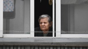 Женщина на балконе жилого дома