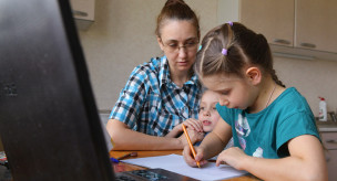 Ученица по математике у себя дома 