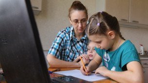 Ученица по математике у себя дома 