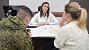 Посетители во время оформления документов 