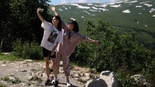 Туристы фотографируются на смотровой площадке плато Лаго-Наки в Адыгее