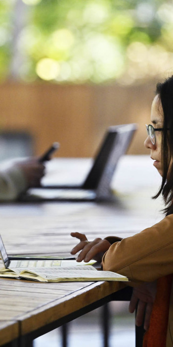 девушка с ноутбуком