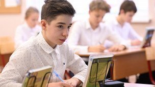 Ученик на уроке в школе 