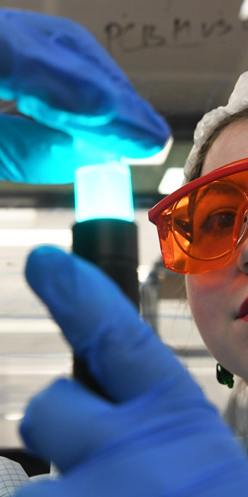Nauchnayа-sotrudnitsa-rabotayet-v-laboratorii