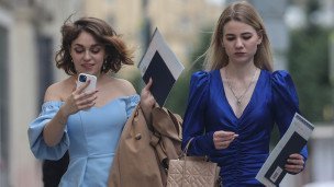 Горожанки с дипломами о высшем образовании на одной из улиц города