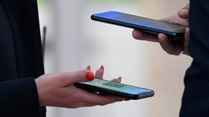 Люди держат смартфоны в руках крупный план