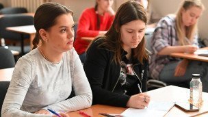 Студенты в аудитории во время занятия