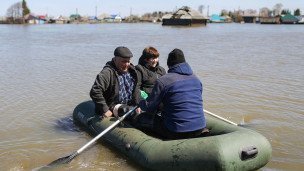 Местные жители во время эвакуации из зоны подтопления