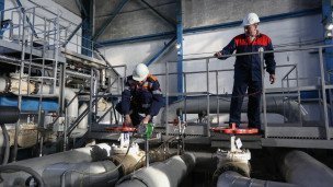 Сотрудники в котельной  где завершаются пуско-наладочные работы по введению нового оборудования