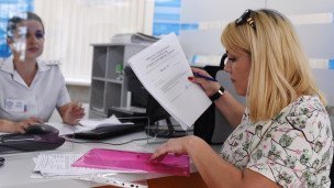 Женщина в офисе налоговой службы 