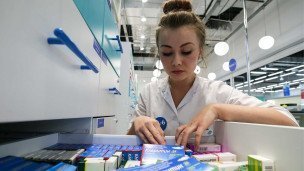 Фармацевт разбирает лекарства
