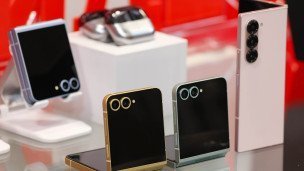 Новые смартфоны на подставке в магазине