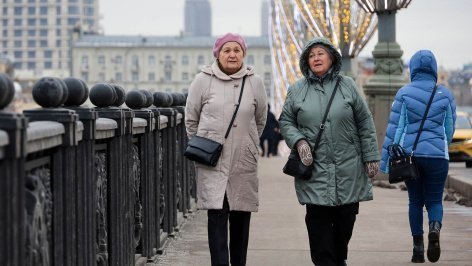 Прохожие на улице города