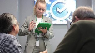 specialist-banka-s-posetitelyami