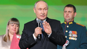Владимир Путин во время награждения на форуме Народного фронта "Все для победы!