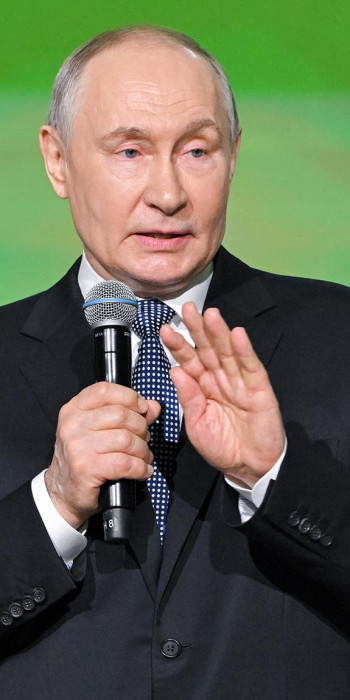 Владимир Путин во время награждения на форуме Народного фронта "Все для победы!