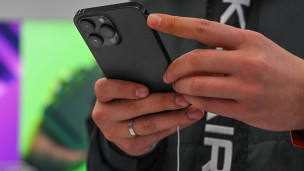 Человек держит в руках телефон