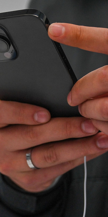 Человек держит в руках телефон