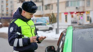 Cотрудник ДПС ГИБДД во время проверки документов у водителя