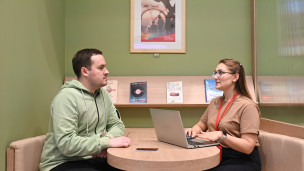 Сотрудница и посетитель 