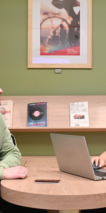 Сотрудница и посетитель 