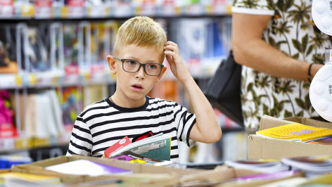 мальчик с задумчивым выражением лица в книжном магазине 